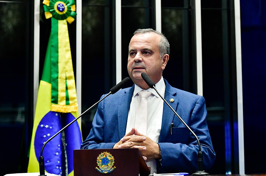 À tribuna, em discurso, senador Rogerio Marinho (PL-RN). 