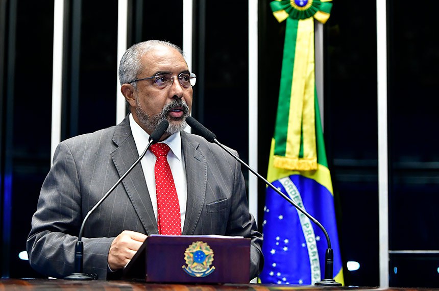 Em discurso, à tribuna, senador Paulo Paim (PT-RS).