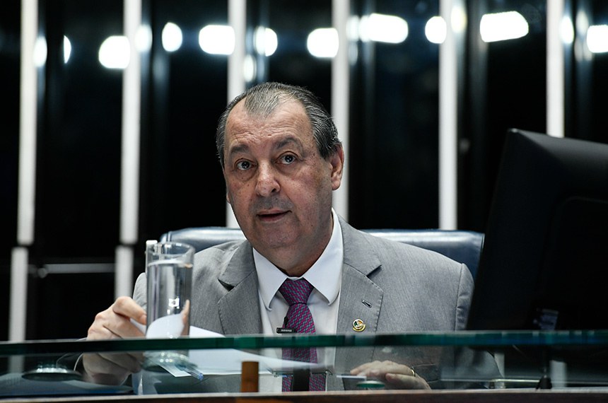 À mesa, o presidente e requerente desta sessão, senador Omar Aziz (PSD-AM), conduz a sessão.