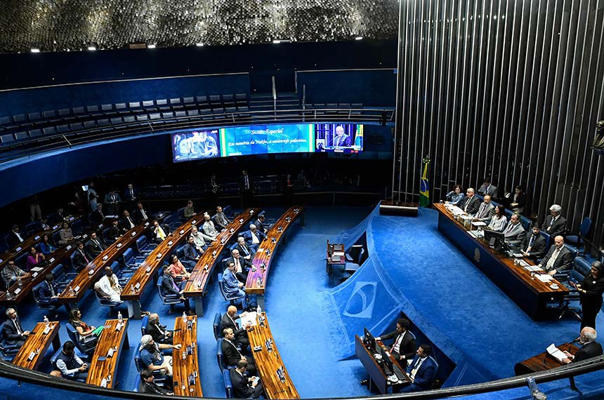 Em discurso, à tribuna, secretário-geral da Confederação Latino-americana e do Caribe, Emir Mourad.