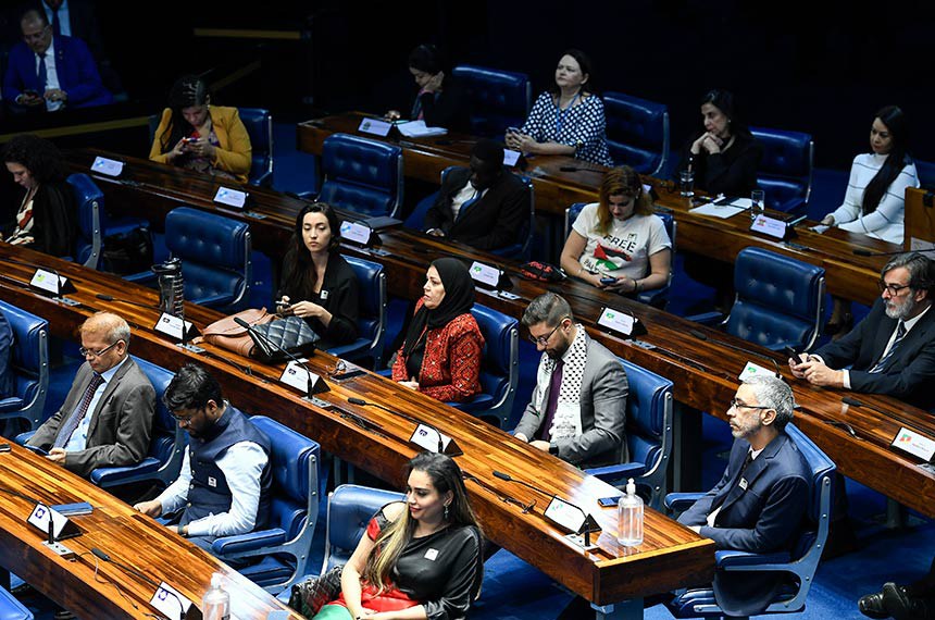 Parlamentares e convidados acompanham a sessão.