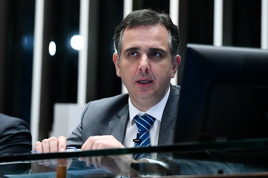 À mesa, presidente do Senado Federal, senador Rodrigo Pacheco (PSD-MG) conduz sessão.