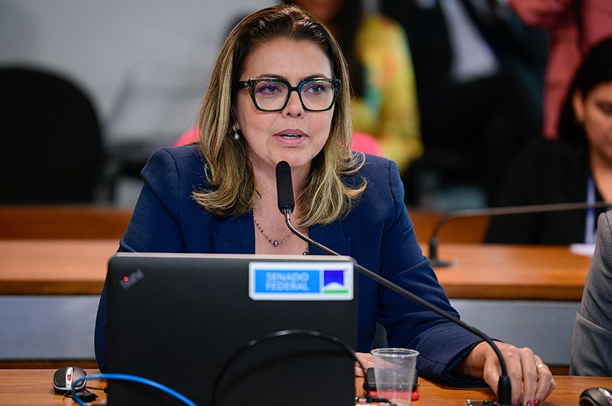 À bancada, em pronunciamento, senadora Leila Barros (PDT-DF).