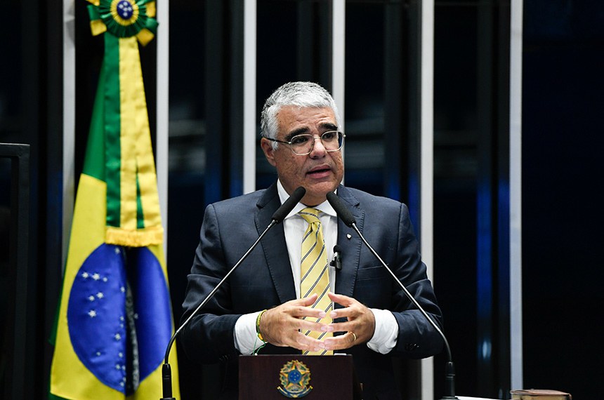 À tribuna, em discurso, senador Eduardo Girão (Novo-CE). 