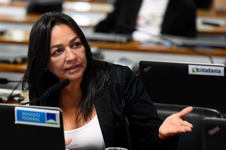 Em pronunciamento, à bancada, senadora Eliziane Gama (PSD-MA).