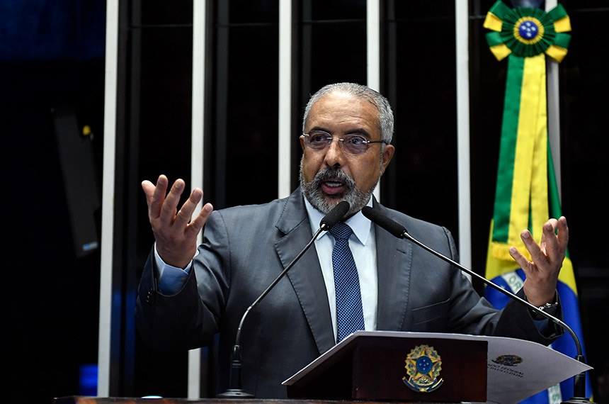 À tribuna, em discurso, senador Paulo Paim (PT-RS).