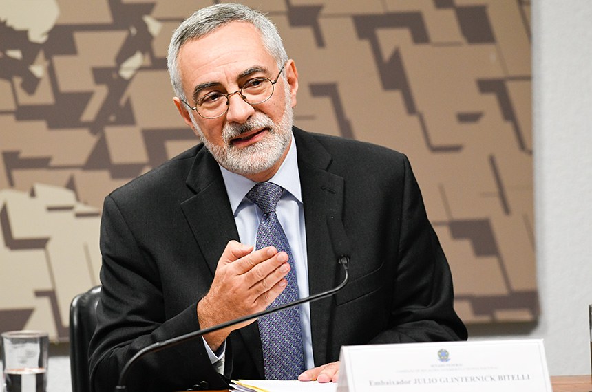 Mesa: 
embaixador da Argentina, Julio Glinternick Bitelli.