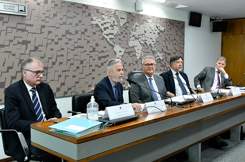 Mesa:
indicado para o cargo de representante permanente do Brasil junto à Organização dos Estados Americanos (OEA) (MSF 22/2023), Benoni Belli;
indicado para o cargo de embaixador do Brasil no Reino Unido (MSF 11/2023), Antonio de Aguiar Patriota;
presidente da CRE, senador Renan Calheiros (MDB-AL);
indicado para o cargo de embaixador do Brasil na Grécia (MSF 15/2023), Paulo Roberto Caminha de Castilhos França;
indicado para o cargo de embaixador do Brasil no Peru (MSF 20/2023), Clemente de Lima Baena Soares.