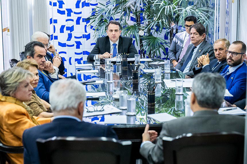 Participam:
presidente do Senado Federal, senador Rodrigo Pacheco (PSD-MG);
senador Rodrigo Pacheco (PSD-MG); senador Cid Gomes (PDT-CE); 
senador Izalci Lucas (PSDB-DF); 
senador Jorge Seif (PL-SC); 
senador Oriovisto Guimarães (Podemos-PR); 
senador Hamilton Mourão (Republicanos-RS); 
senador Efraim Filho (União-PB); 
senador Otto Alencar (PSD-BA); 
senadora Margareth Buzetti (PSD-MT); senadora Tereza Cristina (PP-MS); 
senador Ciro Nogueira (PP-PI); 
senador Jaques Wagner (PT-BA); 
senador Carlos Portinho (PL-RJ); 
senador Jorge Kajuru (PSB-GO)