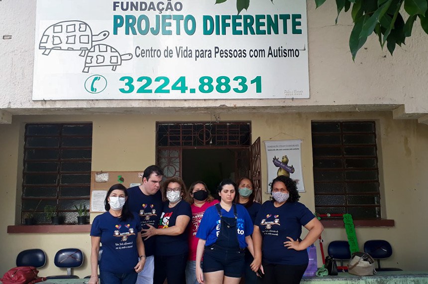 O grupo de Fortaleza, Ceará, 
surgiu da ideia de alguns profissionais que atendiam individualmente a crianças com autismo. Sentiu-se a necessidade do atendimento intensivo em um espaço no qual as crianças encontrassem um clima favorável para o desenvolvimento de suas potencialidades. Nessa perspectiva, em outubro de 1989, foi criada a Fundação Projeto Diferente, tendo como proposta o atendimento integral à criança nos aspectos terapêuticos e psicopedagógicos, desenvolvendo atividades nas áreas de fonoaudiologia, terapia ocupacional, e psicopedagogia, além do desenvolvimento de ações com as famílias.
Atendimento psicopedagógico, fonoaudiológico, educação física e motricidade, atividades da vida diária e atividades da vida prática, oficina de arte, música e dança, atividades externas (visitas, passeios e eventos culturais) e capacitação técnica da equipe.