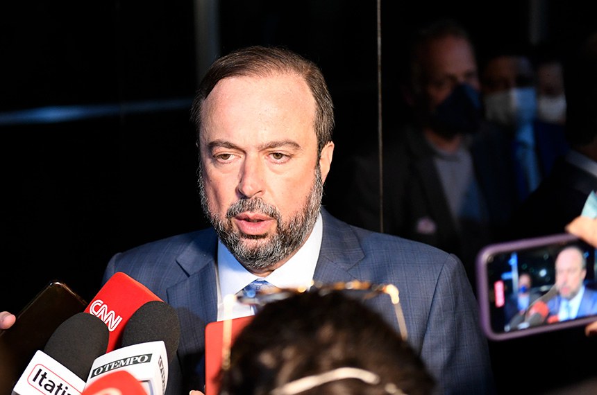 Alexandre Silveira é formado em Direito, delegado da Polícia Federal e já exerceu dois mandatos de deputado federal. Nos anos de 2020 a 2021, foi diretor de proteção territorial e assessor do secretário executivo no Ministério da Justiça e Segurança Pública.