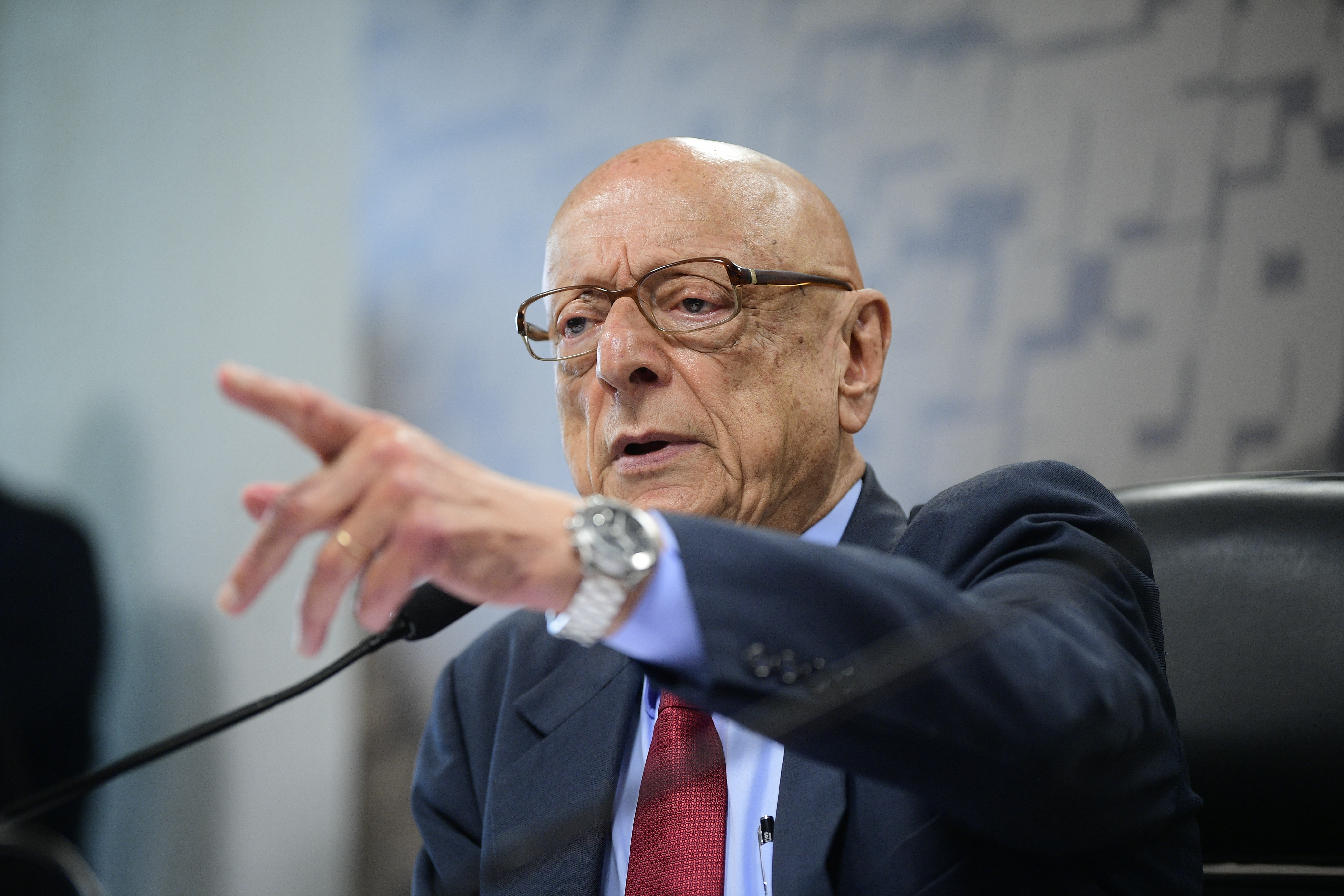 Em pronunciamento, à mesa, presidente da CRE, senador Esperidião Amin (PP-SC).