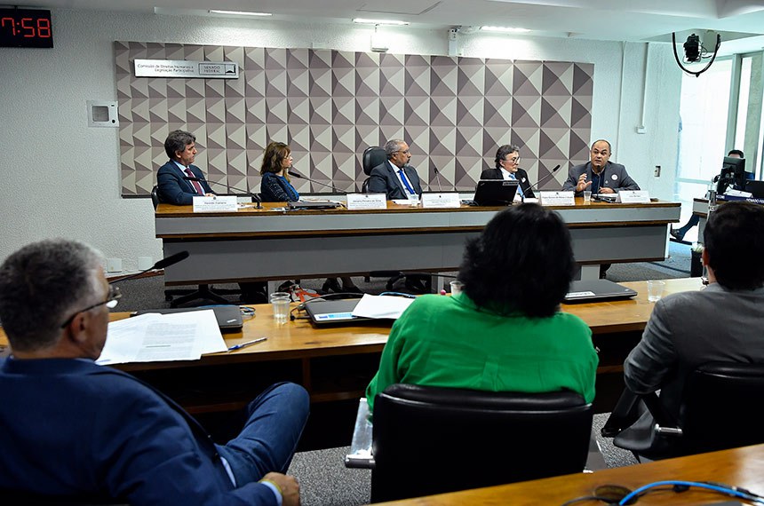 Mesa:
promotor de justiça do Ministério Público de Goiás (MPGO), representando o GT Saúde Mental do Conselho Nacional de Justiça (CNJ), Haroldo Caetano;
professor, cientista político e sociólogo brasileiro, Paulo Gabriel Godinho Delgado.
presidente da CDH, senador Paulo Paim (PT-RS);
mesa diretora do Conselho Nacional de Direitos Humanos e Diretor do Ministério dos Direitos Humanos e da Cidadania, Leonardo Penafiel Pinho.
professor, mestre em medicina - Farmacologia pela Universidade Federal do Ceará e Doutorado/PhD em Psiquiatria pela Universidade de Edimburgo, Fábio Gomes de Matos e Souza.