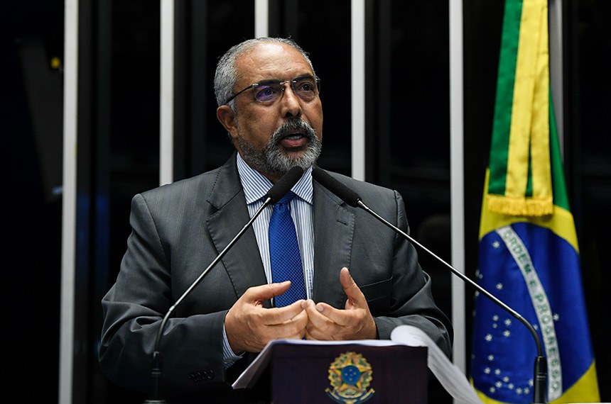 Em discurso à tribuna, senador Paulo Paim (PT-RS).
