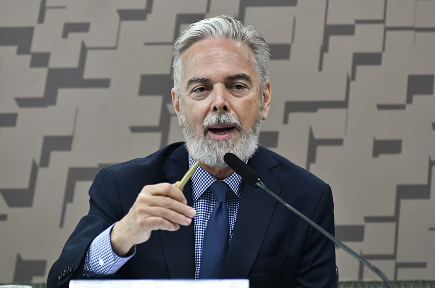 À mesa, indicado para o cargo de embaixador do Brasil no Reino Unido (MSF 11/2023), Antonio de Aguiar Patriota - em pronunciamento.