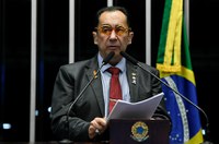 Estádios de futebol foram transformados em ambientes fora da lei, diz Kajuru