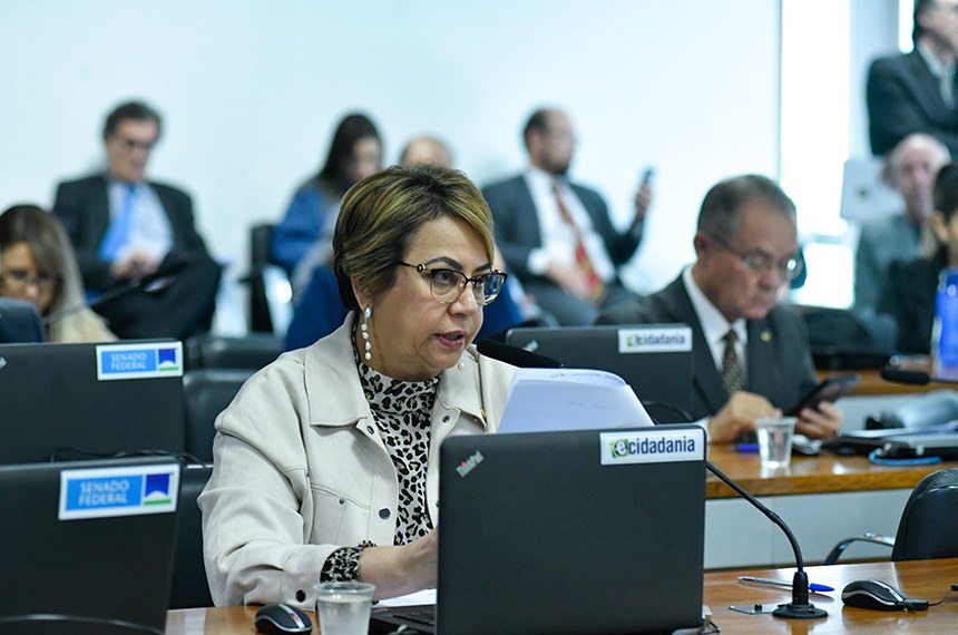 À bancada, em pronunciamento, senadora Jussara Lima (PSD-PI).