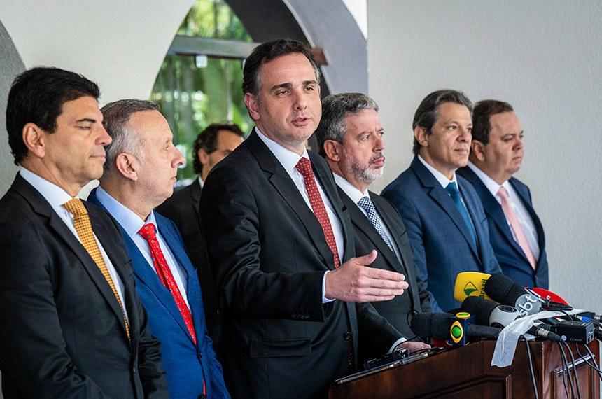 (E/D):
relator do novo marco fiscal, deputado Cláudio Cajado (PP-BA);
relator da reforma tributária, deputado Aguinaldo Ribeiro (PP-PB);
presidente do Senado Federal, senador Rodrigo Pacheco (PSD-MG),
presidente da Câmara dos Deputados, deputado Arthur Lira (PP-AL);
ministro de Estado da Fazenda, Fernando Haddad.