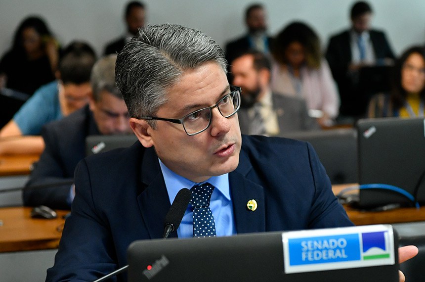 À bancada, em pronunciamento, senador Alessandro Vieira (PSDB-SE).