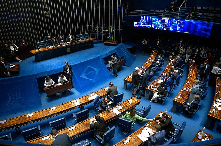 Parlamentares à bancada participa da sessão.