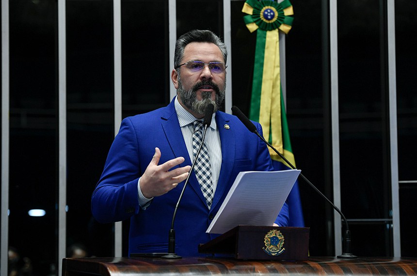 À tribuna, em discurso, senador Alan Rick (União-AC). 