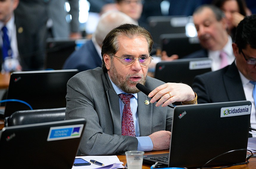 À bancada, em pronunciamento, senador Jaques Wagner (PT-BA).