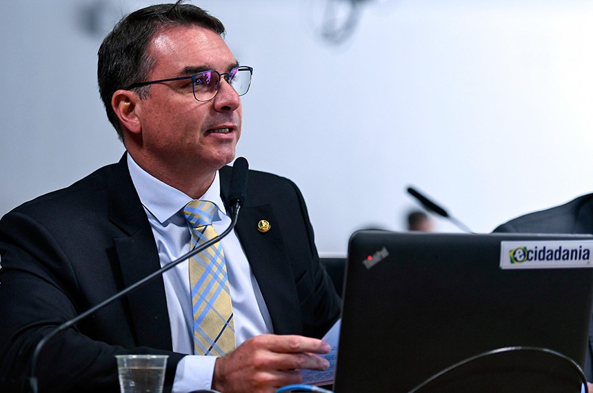 Em pronunciamento, à bancada, senador Flávio Bolsonaro (PL-RJ).