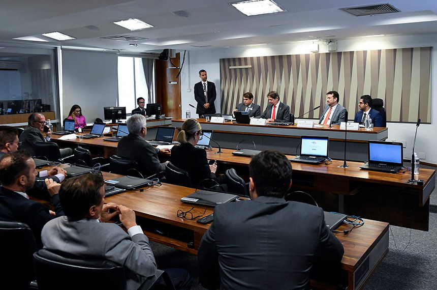 Mesa: 
secretário do Desenvolvimento Econômico e Trabalho do Ceará, Salmito Filho;
presidente da CEHV, senador Cid Gomes (PDT-CE); 
secretário-chefe da Casa Civil do Governo do Rio Grande do Sul, Artur José de Lemos Júnior; 
subsecretário Adjunto de Energia do Rio de Janeiro, Daniel Lamassa-
Representante de Hugo Leal, Secretário de Estado de Energia e Economia do Mar do Rio de Janeiro.