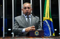 Izalci cobra recomposição dos salários da segurança pública do DF