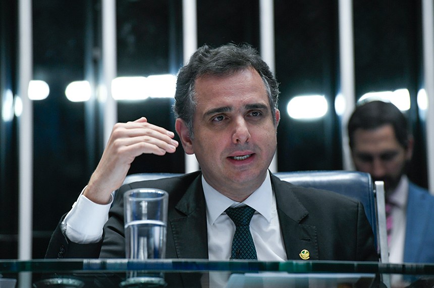 À mesa, em pronunciamento, presidente do Senado Federal, senador Rodrigo Pacheco (PSD-MG).