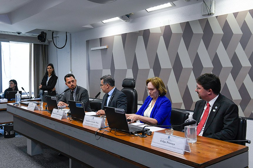 Mesa:
diretor de avaliação de Educação Superior do Instituto Nacional de Estudos e Pesquisas Educacionais Anísio Teixeira (Inep), Ulysses Tavares Teixeira;
presidente da CMMPV 1165/2023, deputado Dorinaldo Malafaia
(PDT-AP);
relatora da CMMPV 1165/2023, senadora Zenaide Maia (PSD-RN);
diretor de programa da Secretaria de Atenção Primária do Ministério à Saúde (MS), Felipe Proenço.