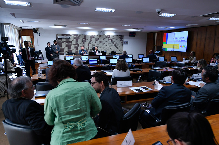 Além da exploração de petróleo, senadores questionaram Silveira sobre preços dos combustíveis e da energia - Foto: Edilson Rodrigues/Agência Senado