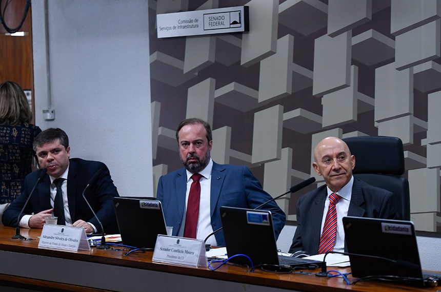 Mesa: 
secretário nacional de Energia Elétrica, Gentil Nogueira de Sá Junior - em pronunciamento; 
ministro de Estado de Minas e Energia, Alexandre Silveira; 
presidente da CI, senador Confúcio Moura (MDB-RO).