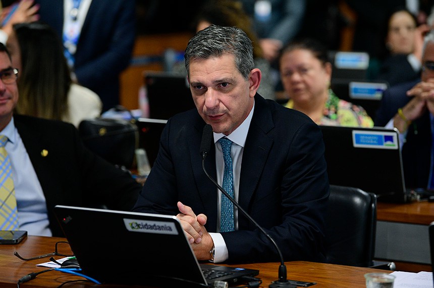 Em pronunciamento, à bancada, senador Rogério Carvalho (PT-SE).