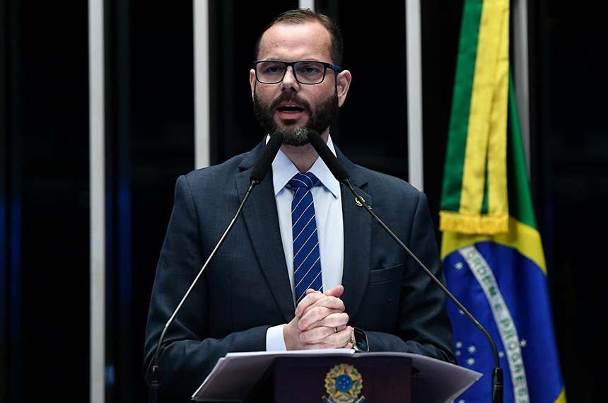 À tribuna, em discurso, senador Jorge Seif (PL-SC). 