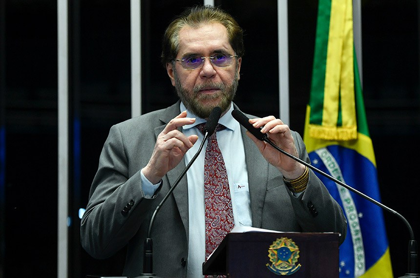 Em discurso, à tribuna, senador Plínio Valério (PSDB-AM).