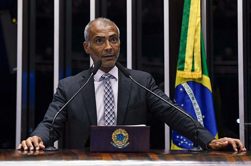 Em discurso, à tribuna, senador Romário (PL-RJ).