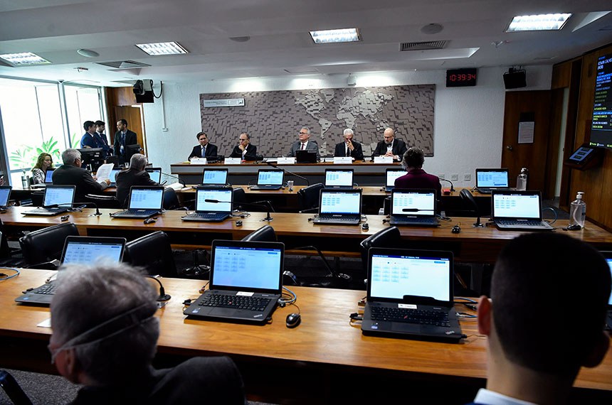 Mesa: 
indicado para exercer o cargo de Embaixador do Brasil na República Eslovaca, Gabriel Boff Moreira;
indicado para exercer o cargo de Embaixador do Brasil junto ao Reino dos Países Baixo, Fernando Simas Magalhães;
presidente da CRE, senador Renan Calheiros (MDB-AL);
indicado para exercer o cargo de Embaixador do Brasil na República da Indonésia, George Monteiro Prata;
indicado exercer o cargo de Embaixador do Brasil na República do Malawi,  Arthur Henrique  Villanova Nogueira.