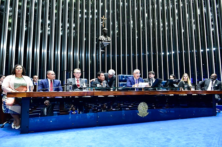 Eduardo Girão (ao microfone), autor do requerimento para o debate, Magno Malta e convidados da sessão temática - Foto: Waldemir Barreto/Agência Senado