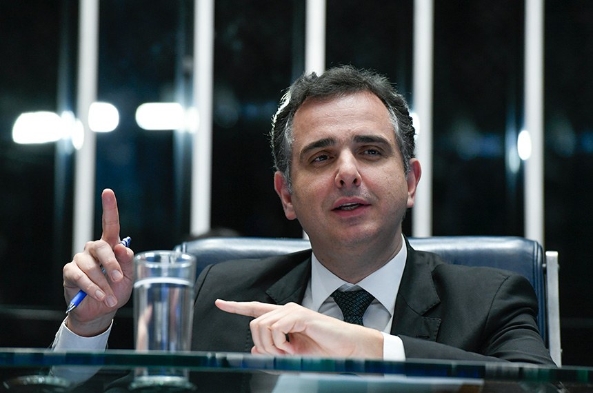 À mesa, em pronunciamento, presidente do Senado Federal, senador Rodrigo Pacheco (PSD-MG).
