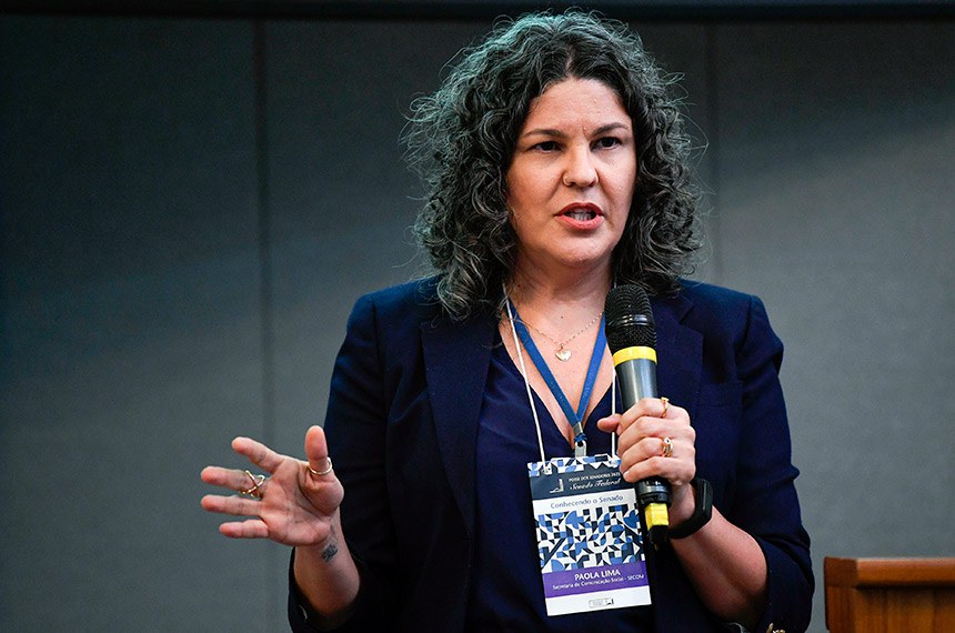 Em discurso, diretora da Secretaria Agência e Jornal do Senado (SAJS), Paola Lima.