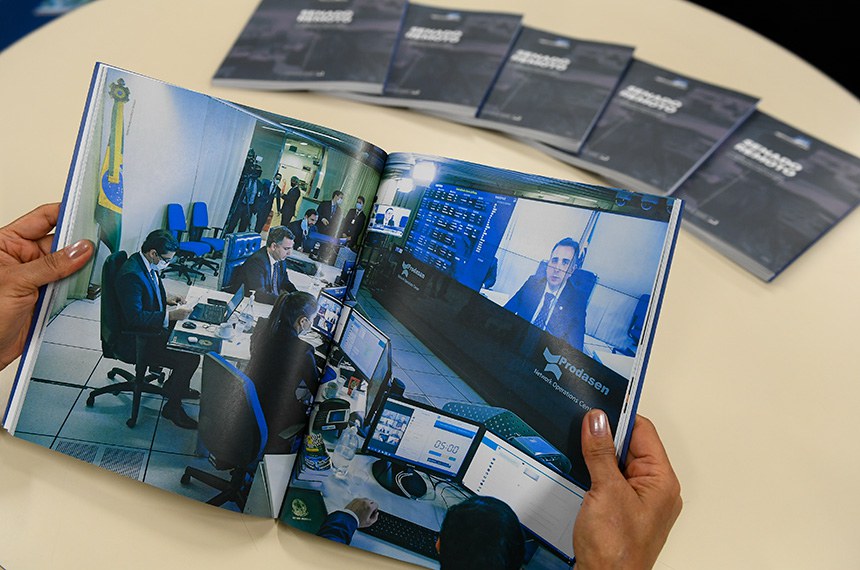 A publicação mostra o pioneirismo do Senado, durante a pandemia, com a implantação do Sistema Deliberativo Remoto (SDR), uma plataforma digital que permitiu debates e votações do Parlamento mesmo no período de sérias restrições sanitárias. Com isso, pela primeira vez em 196 anos de Senado na história política do país, os senadores votaram, com transparência e segurança, de forma virtual, sem estarem presentes no Plenário.