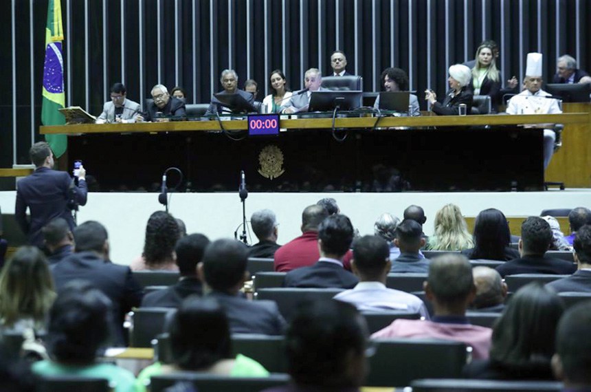 Mesa:
requerente desta sessão de comemoração, senador Izalci Lucas (PSDB-DF), conduz sessão.