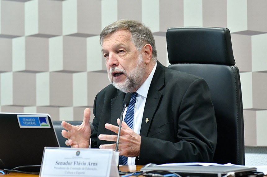 À mesa, pesidente da CE, senador Flávio Arns (PSB-PR), conduz reunião.