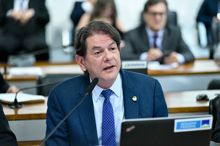 Em pronunciamento, à bancada, senador Cid Gomes (PDT-CE).