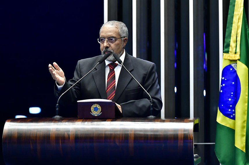 À tribuna, em discurso, senador Paulo Paim (PT-RS). 