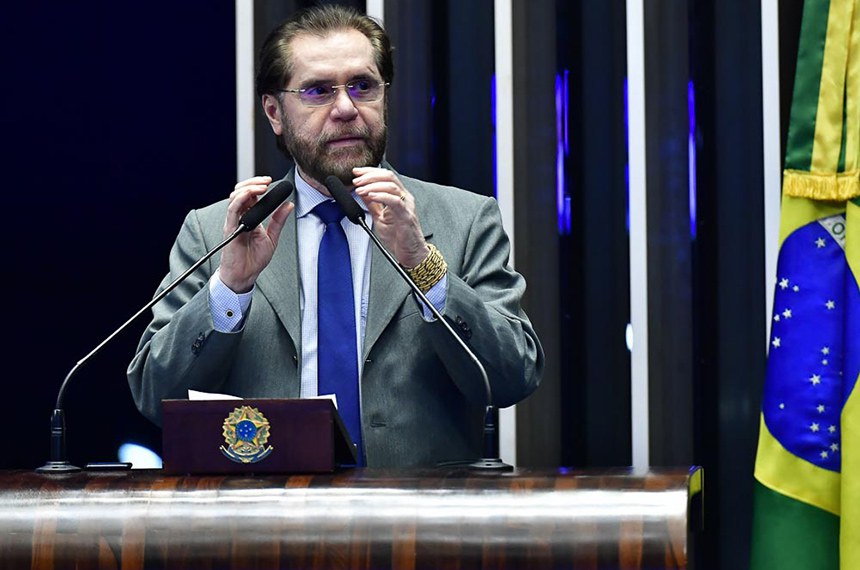 Em discurso, à tribuna, senador Plínio Valério (PSDB-AM).