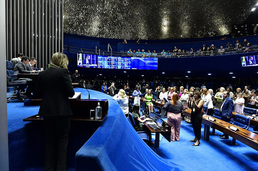 Em discurso, à tribuna, senadora Augusta Brito (PT-CE).