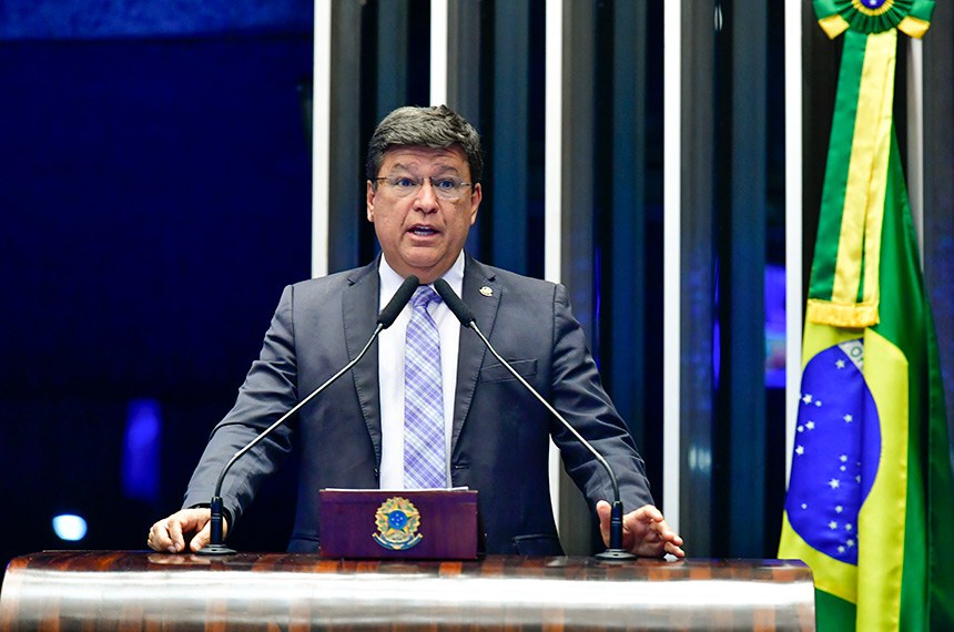 Em discurso, à tribuna, senador Carlos Viana (Podemos-MG).