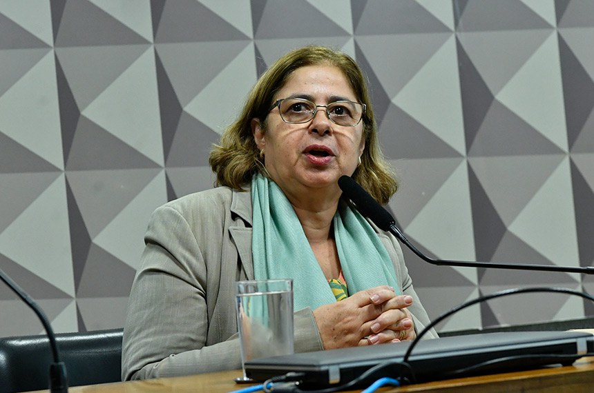 Em pronunciamento, à mesa, ministra das Mulheres, Cida Gonçalves.